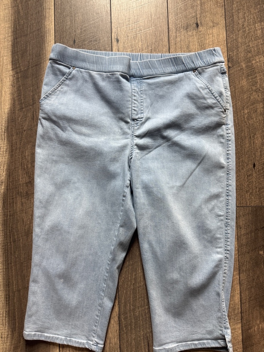 intro. Light Wash Denim Stretch Capris in Pale Blue 16P